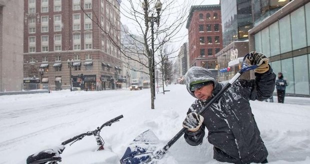Sněhová bouře zasypala sever USA: V Bostonu leží 90 cm sněhu!