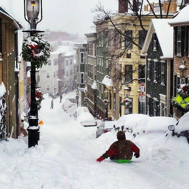 Sněhové kalamity někteří využili k zimním radovánkám. (Boston, Charlestown)