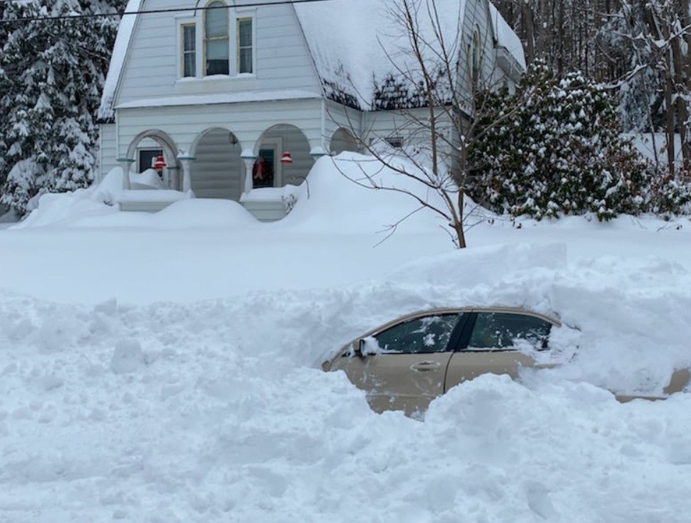 Sněhová bouře v USA: Kevin Kresen byl uvězněn 10 hodin v zasypaném autě.