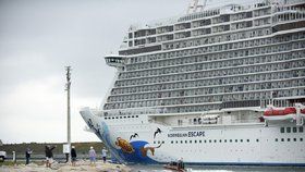 Silný vítr se opřel do zaoceánského parníku společnosti Norwegian Cruise a „zamával“ s ním. Několik lidí bylo zraněno.