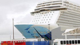 Silný vítr se opřel do zaoceánského parníku společnosti Norwegian Cruise a „zamával“ s ním. Několik lidí bylo zraněno.