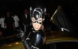 Modelka Kim Kardashian přijela jako Catwoman ve zlatém lamborghini.