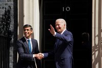 Biden je v Británii: Prezident USA jednal s premiérem Sunakem. A čeká ho audience u krále