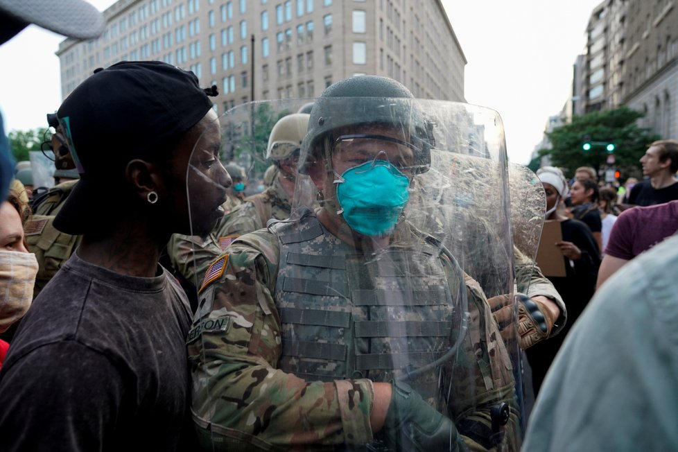 V USA pokrčují protesty, které vyvolalo zabití Afroameričana George Floyda (†46).