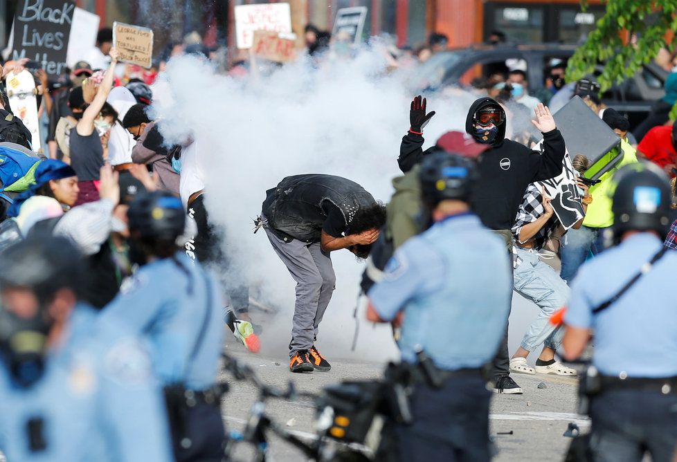 V Minnesotě protestovaly stovky lidí po smrti zatýkaného George Floyda.