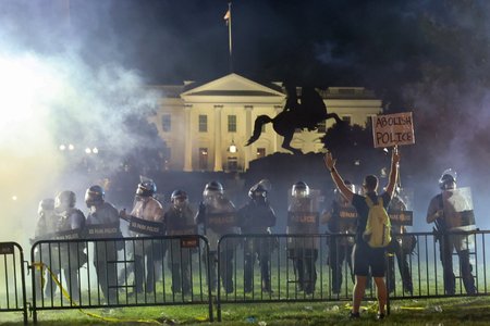 V USA pokračovaly demonstrace, hořelo i u Bílého domu.
