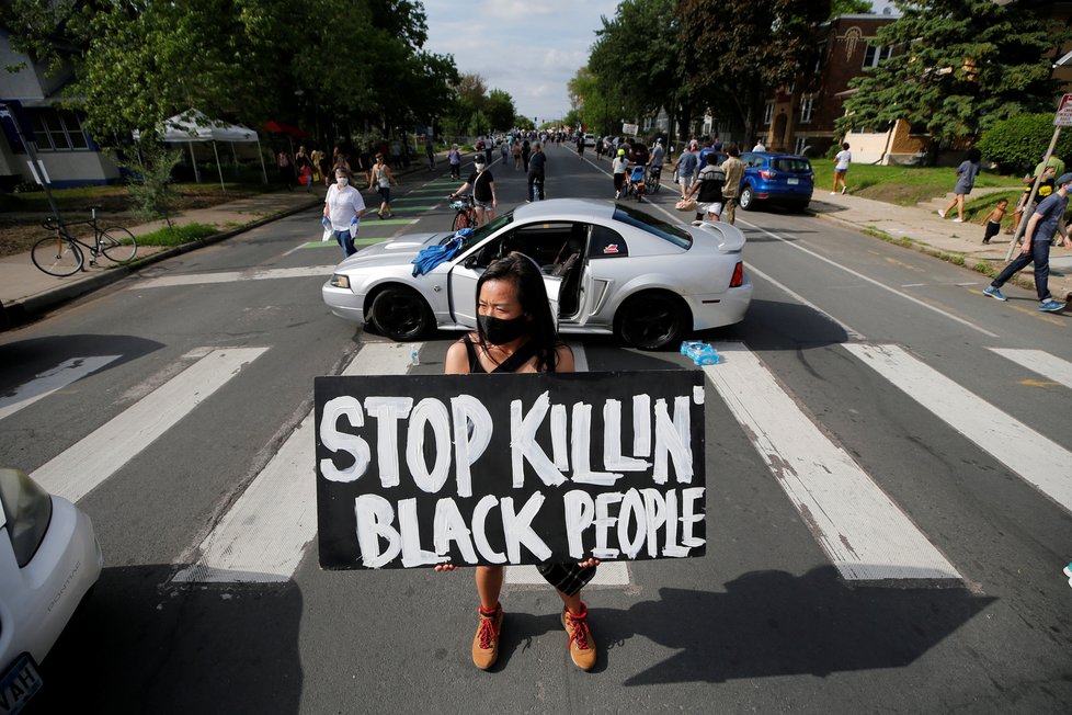 V Minnesotě protestovaly stovky lidí po smrti zatýkaného George Floyda.