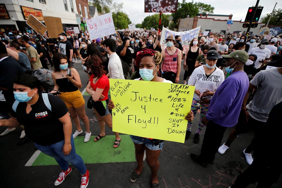 V Minnesotě protestovaly stovky lidí po smrti zatýkaného George Floyda.