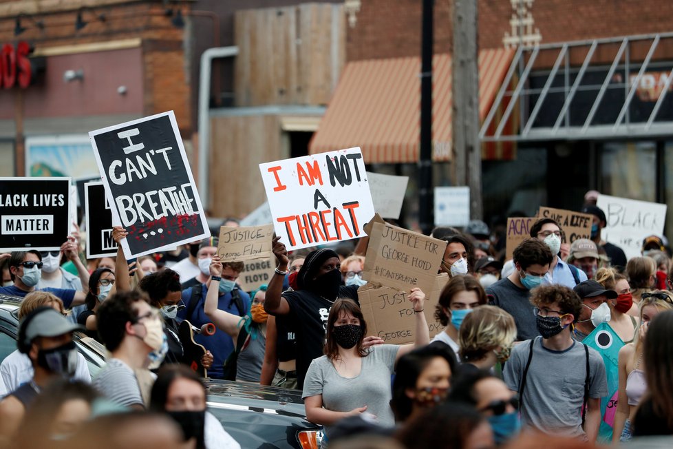 V Minnesotě protestovaly stovky lidí po smrti zatýkaného George Floyda.