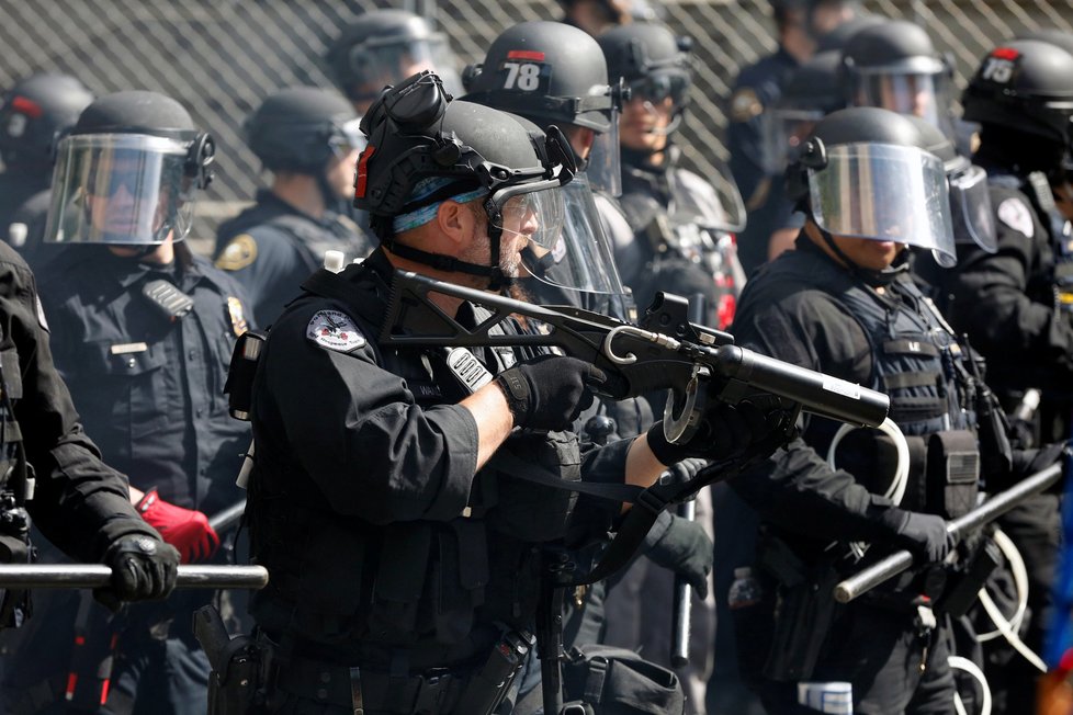 V USA pokračují manifestace proti policejní brutalitě, (1.06.2020).