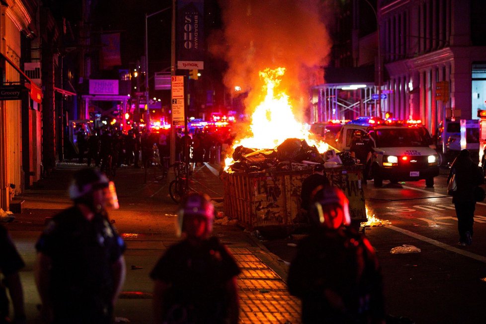 V USA pokračovaly demonstrace, hořelo i u Bílého domu, (01.06.2020).