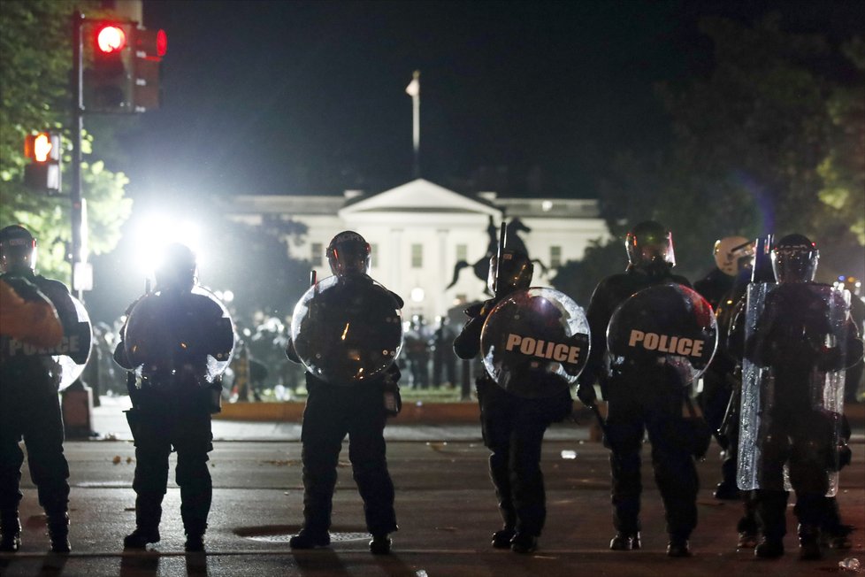 V USA pokračovaly demonstrace, hořelo i u Bílého domu.