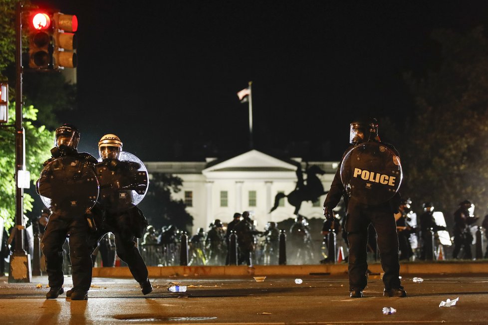 V USA pokračovaly demonstrace, hořelo i u Bílého domu.