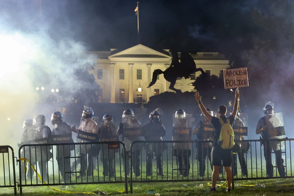 V USA pokračovaly demonstrace, hořelo i u Bílého domu