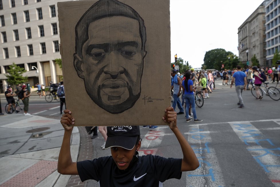 V USA pokračují protesty, které vyvolalo zabití Floyda.