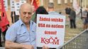 Komunistická demonstrace před americkou ambasádou proti obranné smlouvě mezi Českem a USA