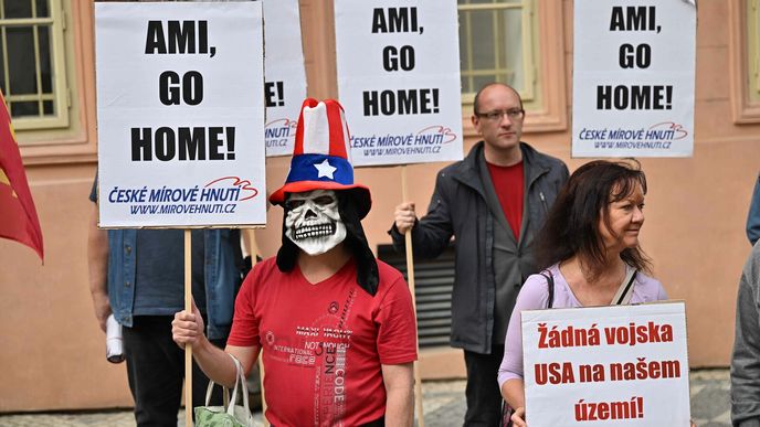 Komunistická demonstrace před americkou ambasádou proti obranné smlouvě mezi Českem a USA