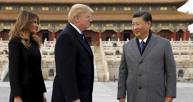 Světová obchodní válka na obzoru? Trump podepsal uvalení cel pro Čínu
