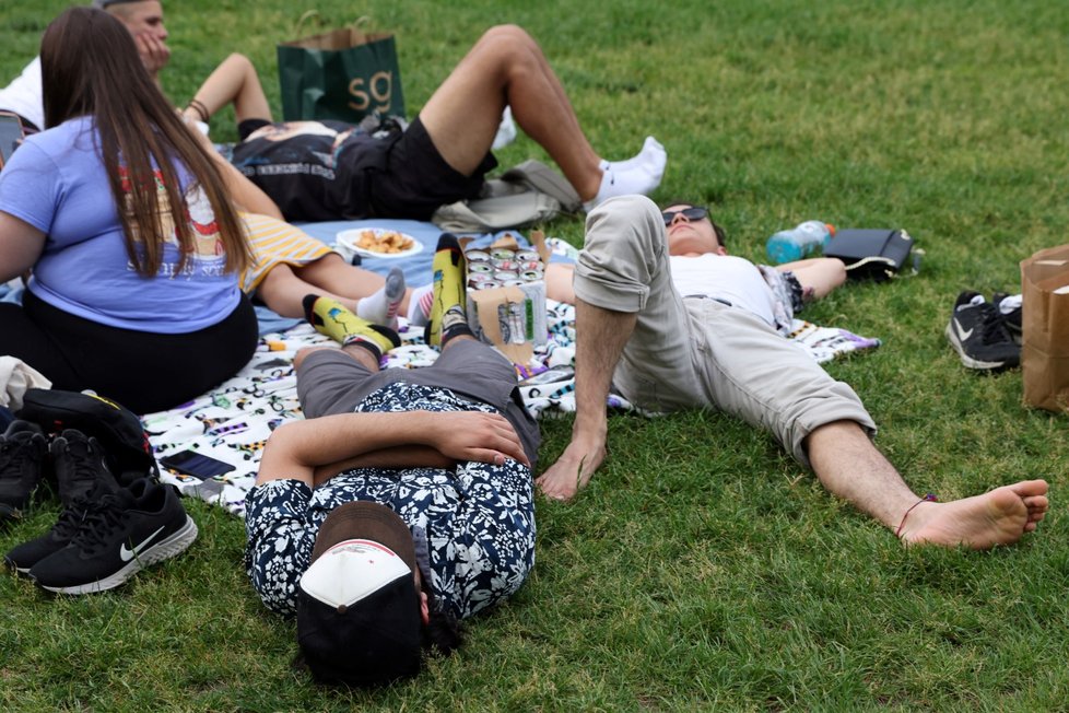 Lidé odpočívají v parku v americkém New Yorku během dozvuků pandemie covid-19 (květen 2021) Lidé odpočívají v parku v americkém New Yorku během dozvuků pandemie covid-19 (květen 2021)