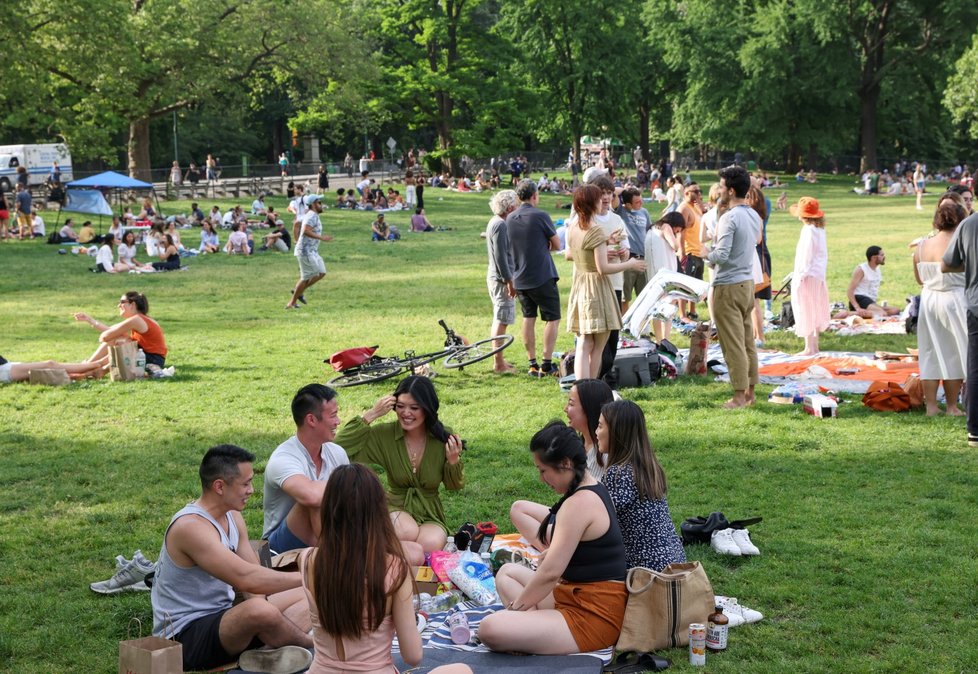 Lidé odpočívají v parku v americkém New Yorku během dozvuků pandemie covid-19 (květen 2021).