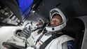Astronauti Robert Behnken a Douglas Hurley na palubě Crew Dragon těsně před očekávaným startem v sobotu 30. května.
