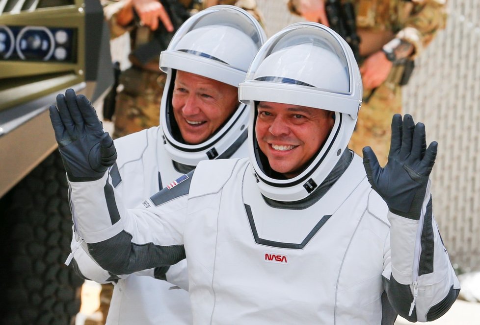 Astronauti Douglas Hurley a Robert Behnken před nástupem do Crew Dragon.