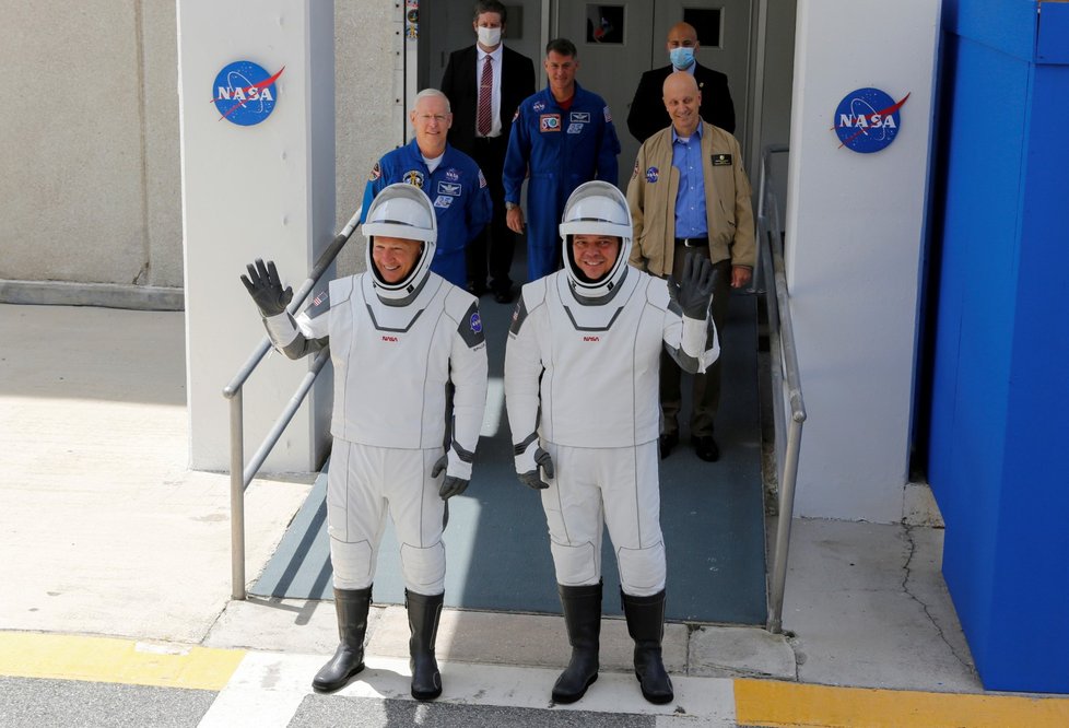 Astronauti Douglas Hurley a Robert Behnken před nástupem do Crew Dragon.