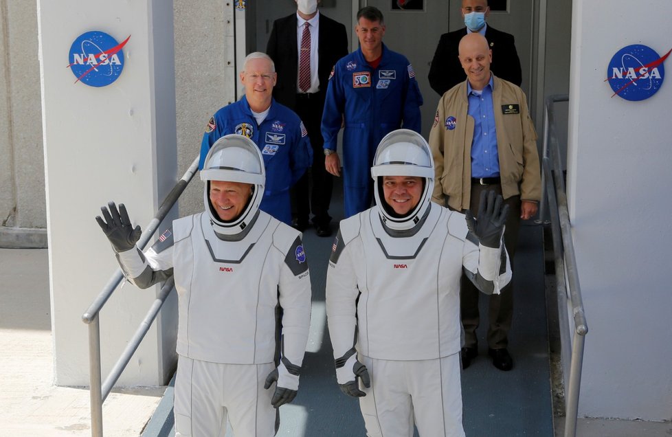 Astronauti Douglas Hurley a Robert Behnken před nástupem do Crew Dragon.