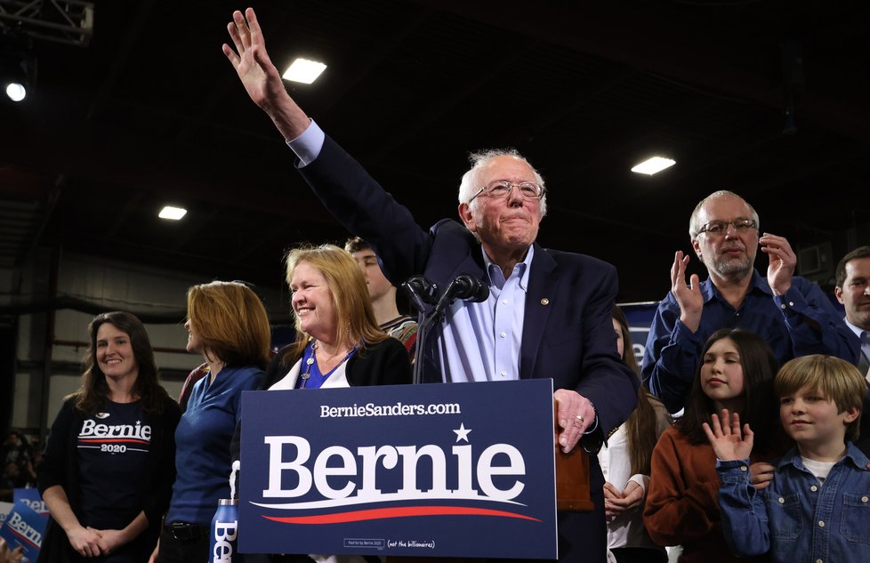 Demokraté rozhodují, koho pošlou do boje o křeslo prezidenta USA: Bernie Sanders sice za Joem Sandersem zaostává, ale ještě má šanci uspět.