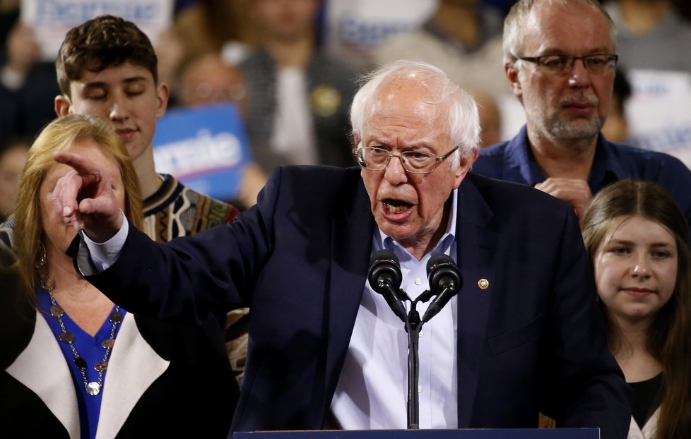 Demokraté rozhodují, koho pošlou do boje o křeslo prezidenta USA: Bernie Sanders sice za Joem Sandersem zaostává, ale ještě má šanci uspět.