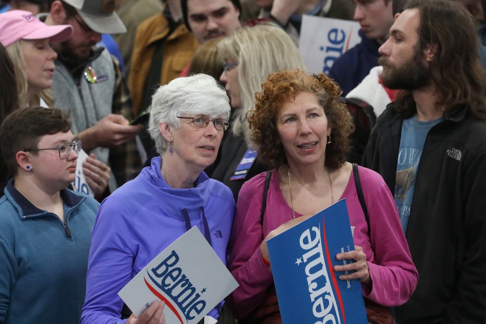 Demokraté rozhodují, koho pošlou do boje o křeslo prezidenta USA: Bernie Sanders sice za Joem Sandersem zaostává, ale ještě má šanci uspět.