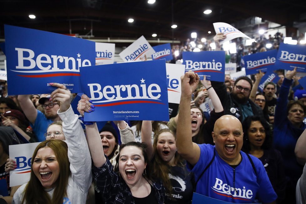 Demokraté rozhodují, koho pošlou do boje o křeslo prezidenta USA: Bernie Sanders sice za Joem Sandersem zaostává, ale ještě má šanci uspět.