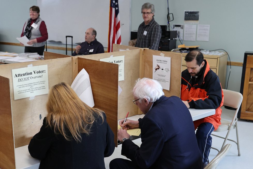 Demokraté rozhodují, koho pošlou do boje o křeslo prezidenta USA: Bernie Sanders sice za Joe Sandersem zaostává, ale ještě má šanci uspět.