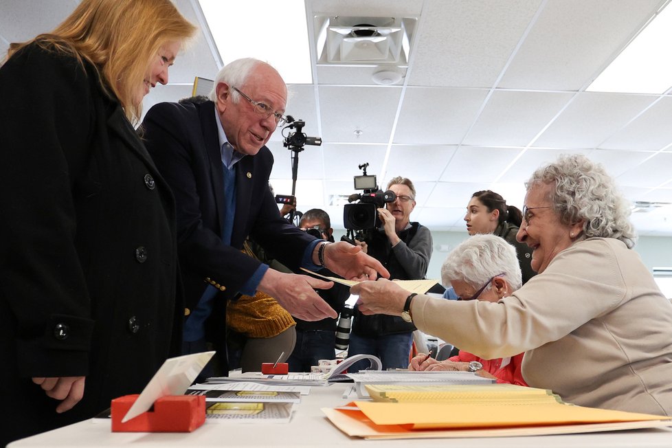 Demokraté rozhodují, koho pošlou do boje o křeslo prezidenta USA: Bernie Sanders sice za Joe Sandersem zaostává, ale ještě má šanci uspět.