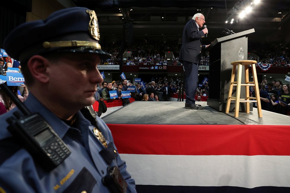 Demokraté rozhodují, koho pošlou do boje o křeslo prezidenta USA: Bernie Sanders sice za Joe Sandersem zaostává, ale ještě má šanci uspět.