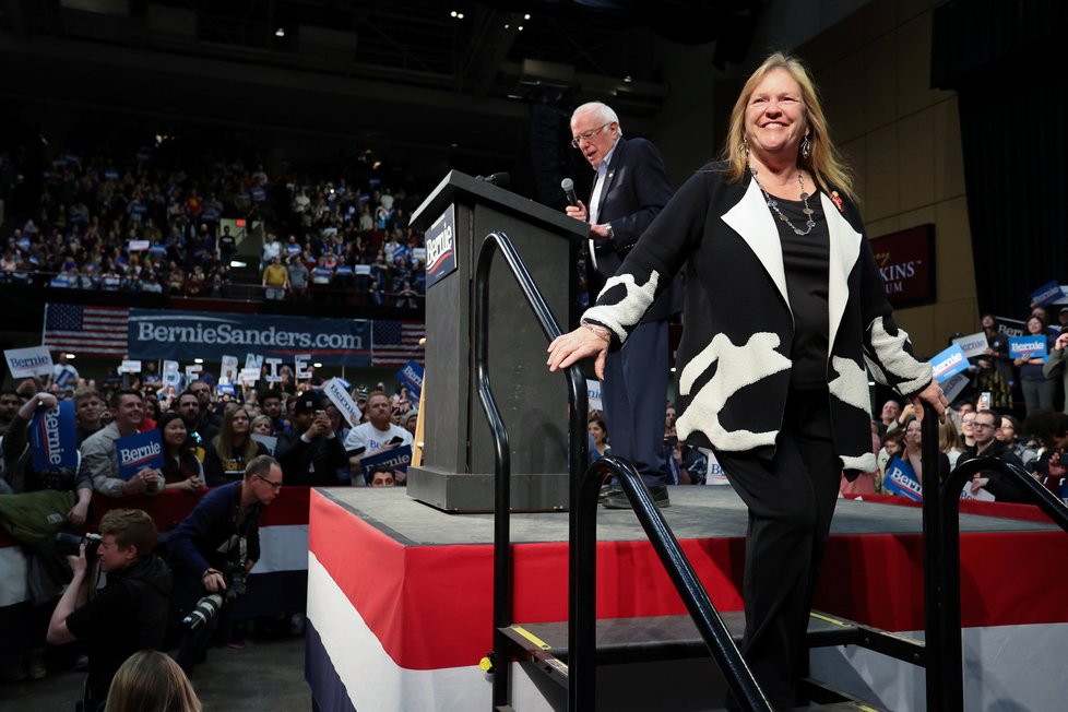 Demokraté rozhodují, koho pošlou do boje o křeslo prezidenta USA: Bernie Sanders sice za Joe Sandersem zaostává, ale ještě má šanci uspět.