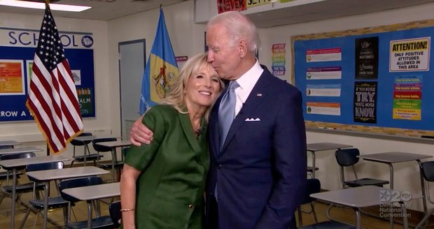 Biden získal oficiální nominaci a může vyrazit proti Trumpovi. Clinton přikývl