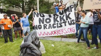 Antifašistický protest v USA přerostl v nepokoje. Demonstranti zničili sochu starou 100 let