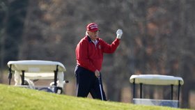 Prezident USA Donald Trump na golfu.