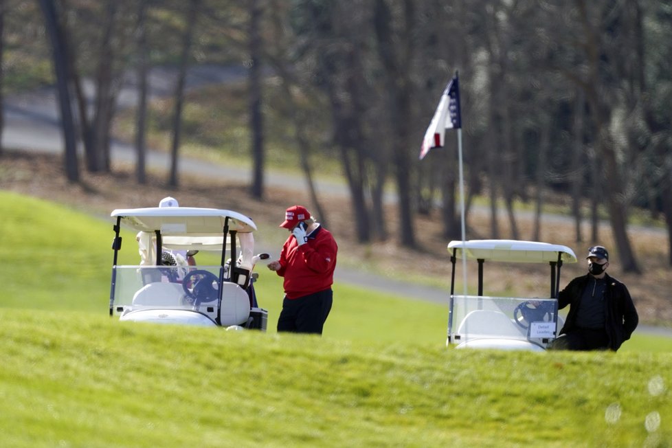 Prezident USA Donald Trump na golfu.