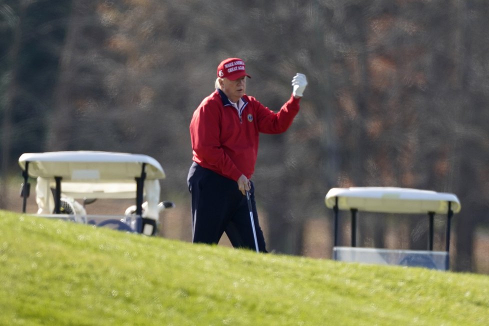 Prezident USA Donald Trump na golfu.