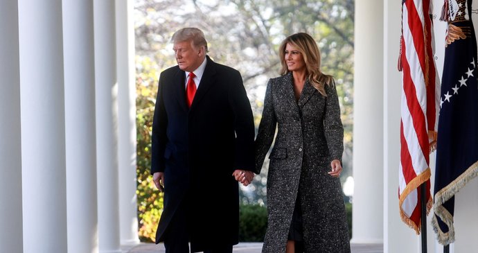 Prezident Donald Trump s manželkou Melanií před tradičním udělením milosti svátečnímu krocanovi.