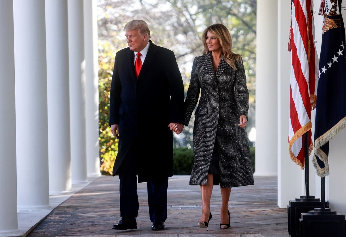 Prezident Donald Trump s manželkou Melanií před tradičním udělením milosti svátečnímu krocanovi.