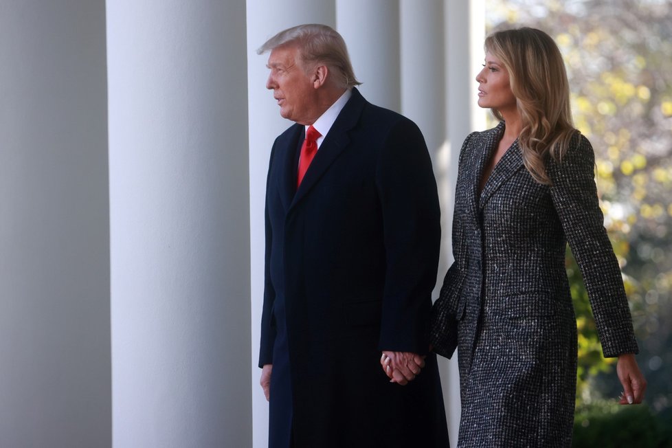 Prezident Donald Trump s manželkou Melanií před tradičním udělením milosti svátečnímu krocanovi