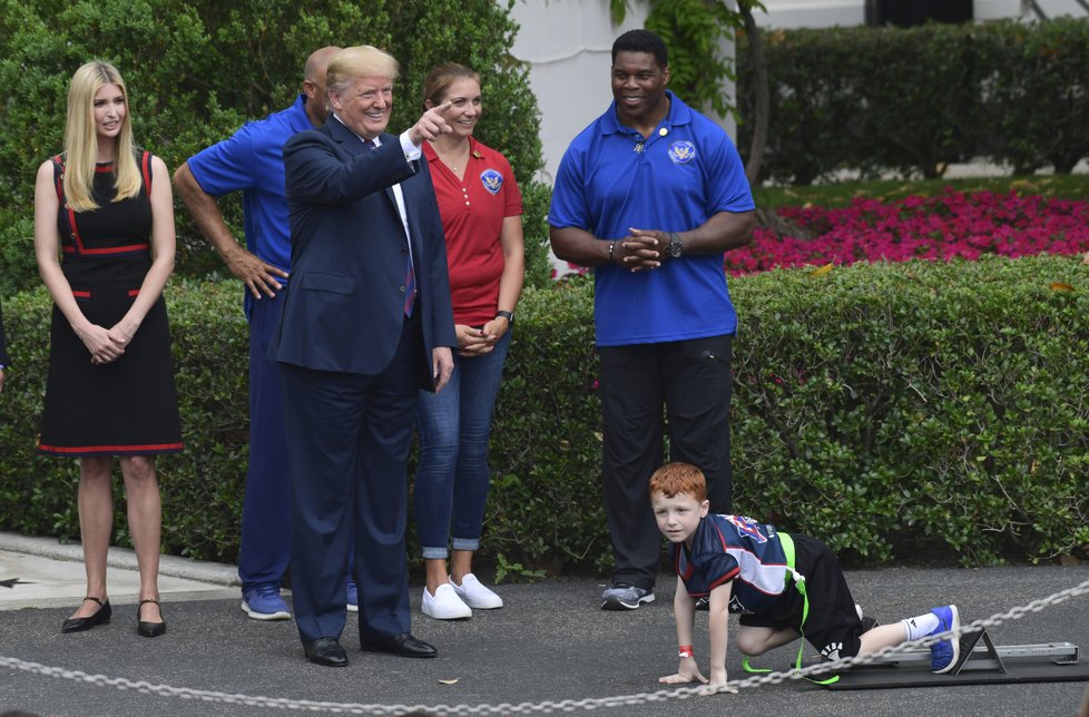 Zúčastnil se také bývalý hráč amerického fotbalu Hershel Walker.