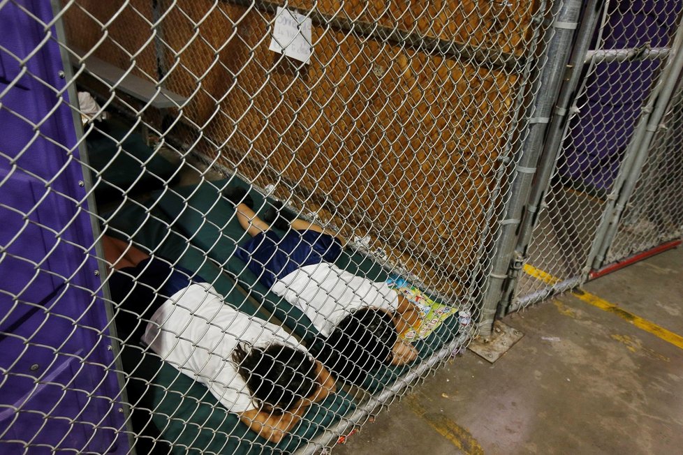 Nulová tolerance Trumpovy vlády vedla k rozdělování rodin migrantů na hranicích. Rodiče putovali do vazby, děti do detenčních center.