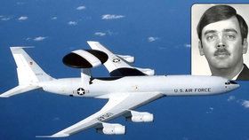 Americký dezertér a letoun AWACS, na kterém sloužil.