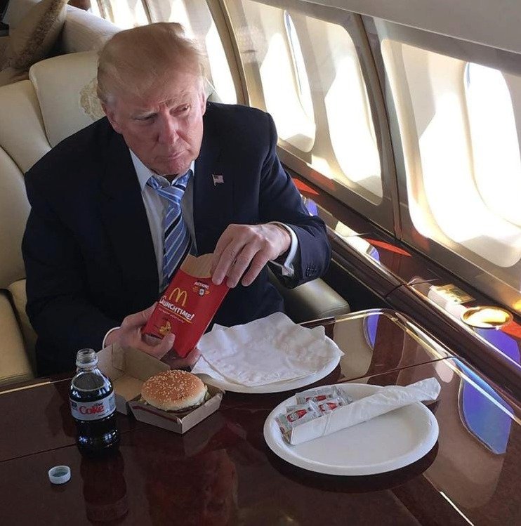 Prezident Trump miluje burgery.