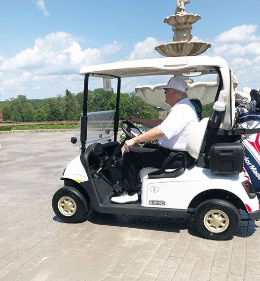 Donald Trump preferuje dovolenou na golfovém hřišti.