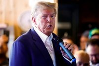 Fotka z basy jako symbol předvolební kampaně? Trump na svém zatčení "honí" voliče
